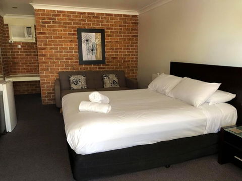 Lake Macquarie Motor Inn - QLD Tourism 0