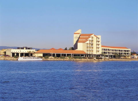 Lakes Hotel - QLD Tourism 0