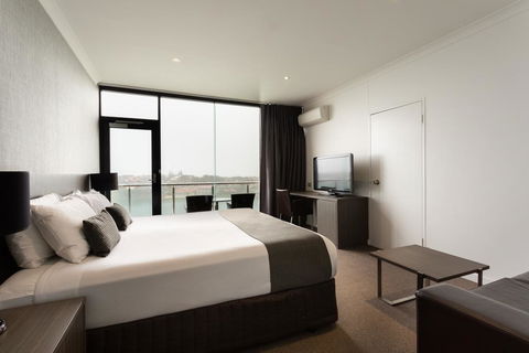 Lakes Hotel - QLD Tourism 3