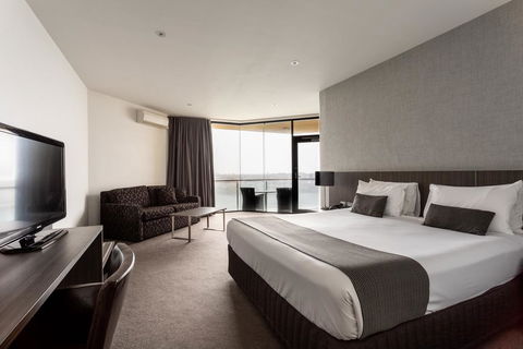 Lakes Hotel - QLD Tourism 1