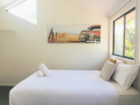 Lakeside Beach House - Hostie Properties - QLD Tourism 2