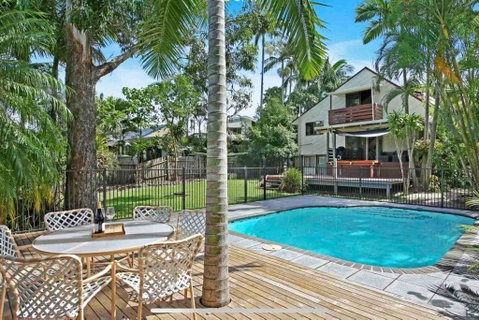 Lakeside Beach House - Hostie Properties - QLD Tourism 0