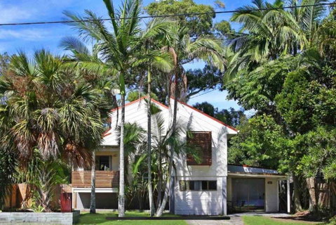 Lakeside Beach House - Hostie Properties - QLD Tourism 1