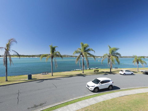 Lakeside Flats 4 - QLD Tourism 3