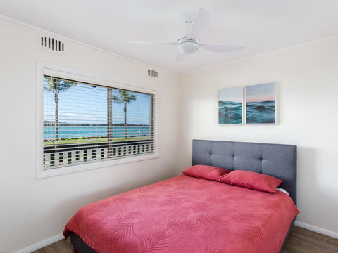 Lakeside Flats 6 - QLD Tourism 1