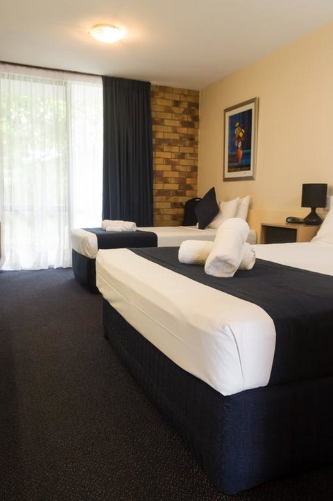 Lancaster Court Motel - QLD Tourism 3