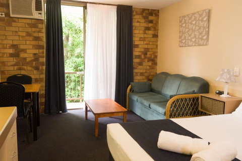 Lancaster Court Motel - QLD Tourism 1