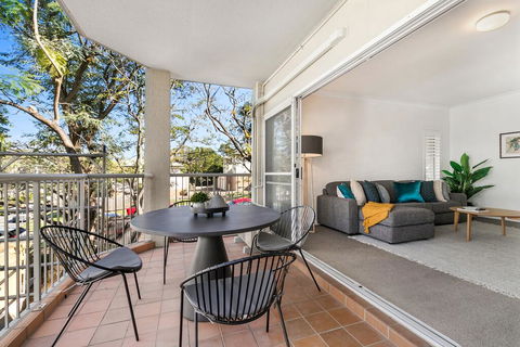 Large And Airy Unit In Quiet Riverside Suburb - QLD Tourism 1