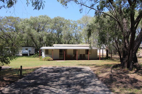 Lazy Days Caravan Park - Queensland Tourism 0