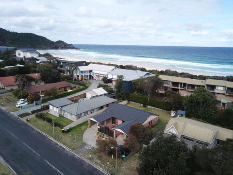 LIFES A BEACH 1 - QLD Tourism 0