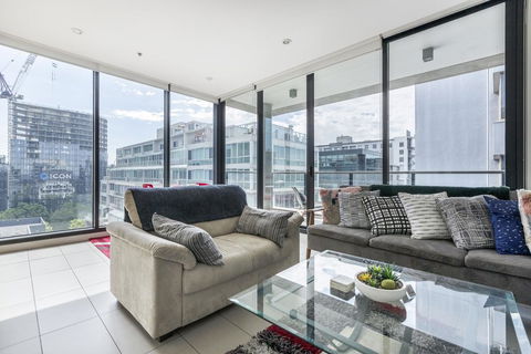 LIGHT, AIRY, SPACIOUS QUEENS ROAD APARTMENT - QLD Tourism 0