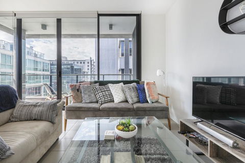 LIGHT, AIRY, SPACIOUS QUEENS ROAD APARTMENT - QLD Tourism 2
