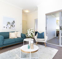 Light bright and spacious unit close to beaches - Queensland Tourism