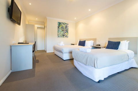 Lincoln Cottage Motor Inn - Queensland Tourism 3