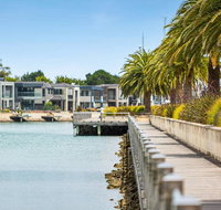 Luxe 101  Martha Cove waterfront luxury on the marina walk to beach - Queensland Tourism