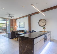 Luxury 3 brm 2 bath Woolstore apt with Courtyard - Queensland Tourism