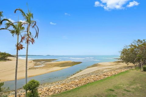 Luxury Beach Unit - QLD Tourism 2