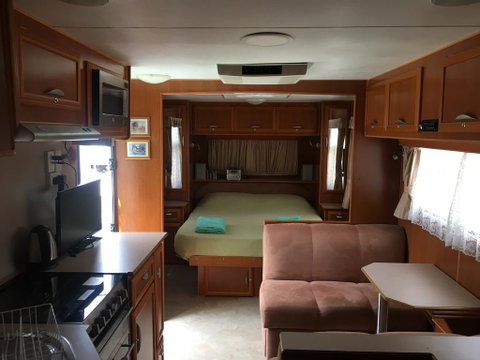 Luxury Caravan - QLD Tourism 0