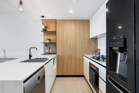 Luxury Living With Panoramic Views - QLD Tourism 1