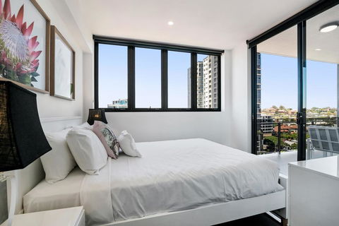Luxury Living With Panoramic Views - QLD Tourism 3