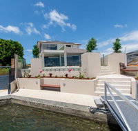 Luxury Waterfront Family Entertainer on Dolphin - QLD Tourism