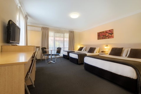 Maclin Lodge Motel - QLD Tourism 1
