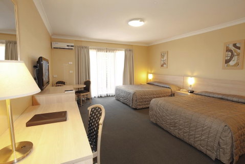 Maclin Lodge Motel - QLD Tourism 3