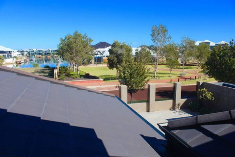Mandurah Dolphin Escape - QLD Tourism 1
