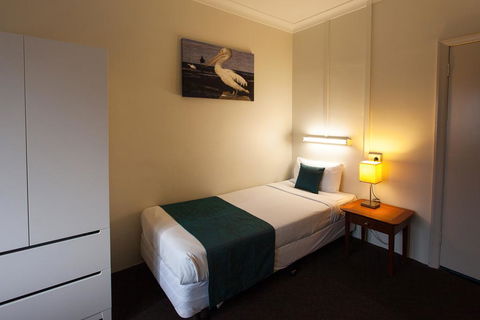 Manly Hotel - QLD Tourism 0