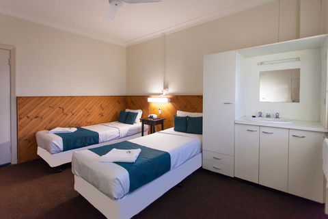 Manly Hotel - QLD Tourism 1