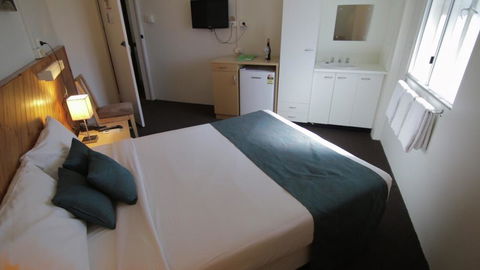 Manly Hotel - QLD Tourism 3
