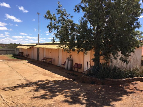 Meekatharra Hotel - QLD Tourism 1