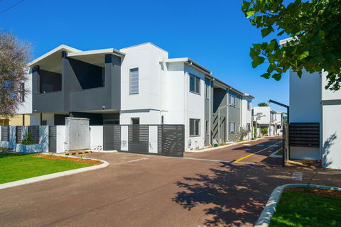 MERRIFIELD Foothill Suites - RELAXING LIFETYLE CHOICE - Queensland Tourism 0