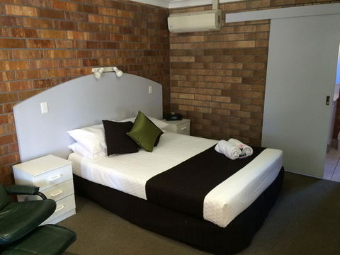 Miles Outback Motel - QLD Tourism 0