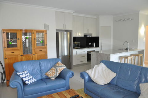MODERN 3 BEDROOM APARTMENT IN TRADITIONAL QUEENSLANDER , PATIO, LEAFY YARD, POOL - QLD Tourism 3