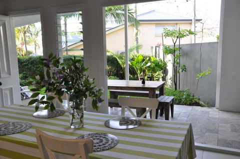 MODERN 3 BEDROOM APARTMENT IN TRADITIONAL QUEENSLANDER , PATIO, LEAFY YARD, POOL - QLD Tourism 1