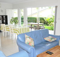 MODERN 3 BEDROOM APARTMENT IN TRADITIONAL QUEENSLANDER  PATIO LEAFY YARD POOL - QLD Tourism