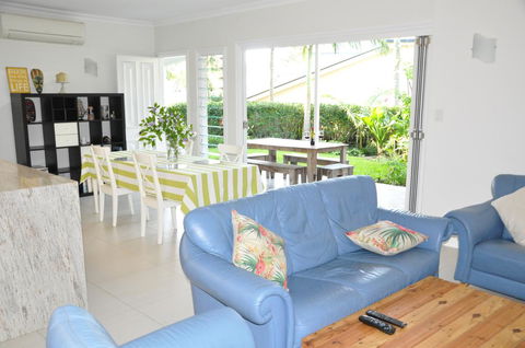 MODERN 3 BEDROOM APARTMENT IN TRADITIONAL QUEENSLANDER , PATIO, LEAFY YARD, POOL - QLD Tourism 0