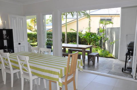 MODERN 3 BEDROOM APARTMENT IN TRADITIONAL QUEENSLANDER , PATIO, LEAFY YARD, POOL - QLD Tourism 2