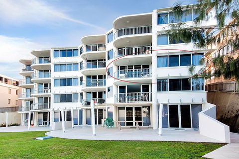 Monterey Lodge Unit 10, 27 Warne Terrace. Kings Beach - QLD Tourism 1