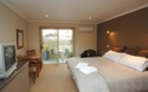 Motel Strahan - QLD Tourism 1