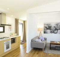 Myrtle Tree Lodge - Trunks - QLD Tourism