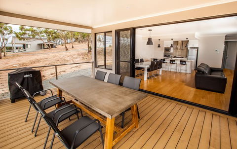 Neagles Retreat Villas - QLD Tourism 3