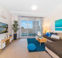 Near Airport  Train Station Stylish Two-Story Apartment - QLD Tourism