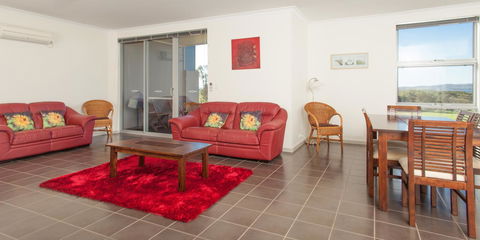 Cosy Corner Sea View Apartments - QLD Tourism 11