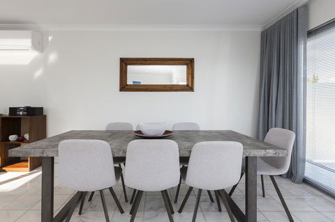 Cottesloe Beach House II - Queensland Tourism 5