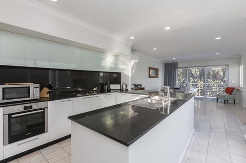 Cottesloe Beach House II - Queensland Tourism 2