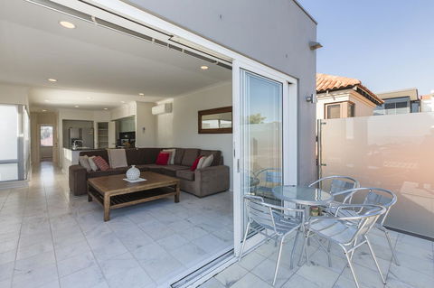 Cottesloe Beach House II - Queensland Tourism 12