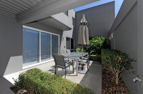 Cottesloe Beach House II - Queensland Tourism 21