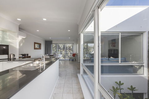 Cottesloe Beach House II - Queensland Tourism 3